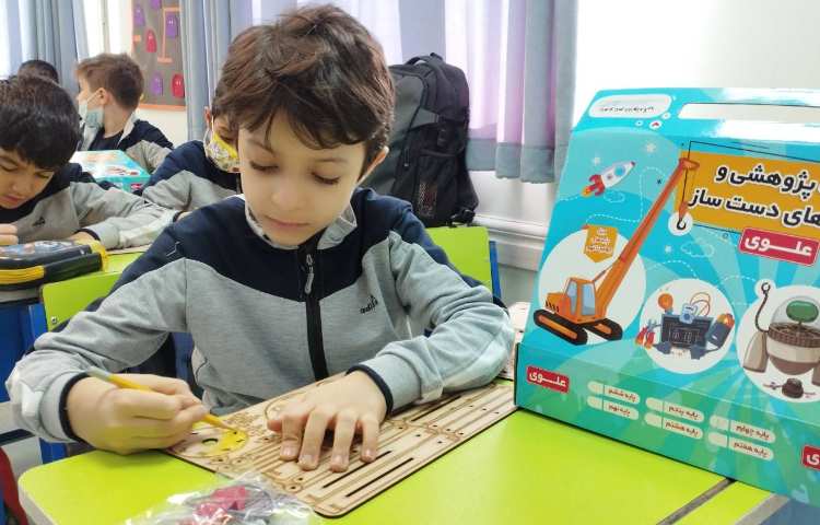 تحویل دادن پک رباتیک به دانش آموزان و شروع به زنگ آمیزی فرفره فوتی