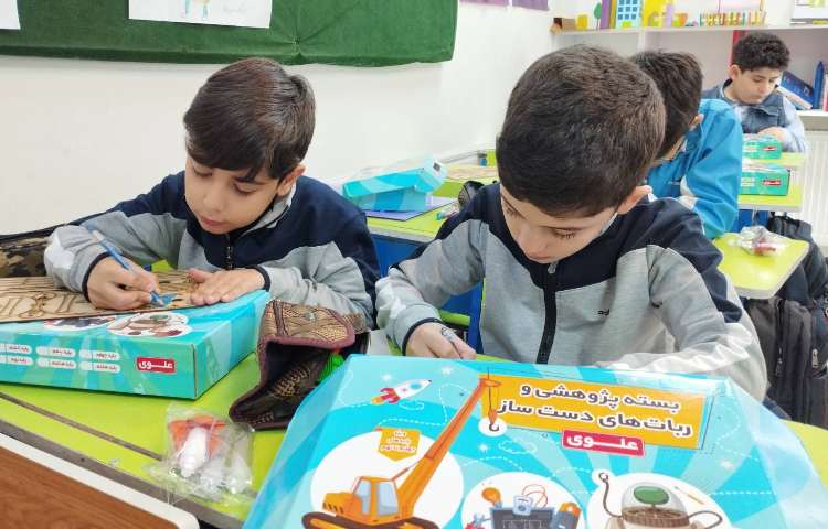 تحویل دادن پک رباتیک به دانش آموزان و شروع به زنگ آمیزی فرفره فوتی 4