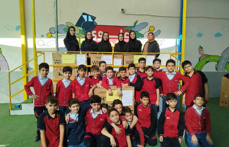 تحویل دربهای بطری جمع آوری شده توسط دانش آموزان و اهدا ویلچر به نیازمندان