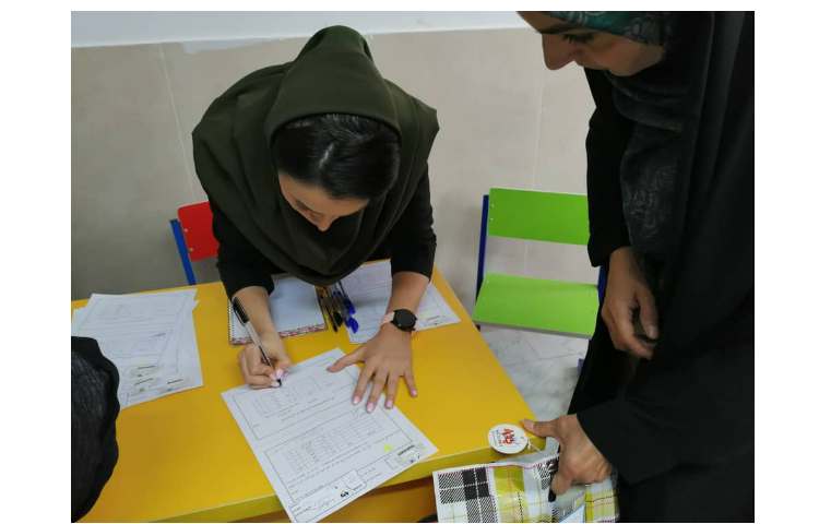 تحویل لباس فرم به اولیا همزمان با جلسه معارفه 6