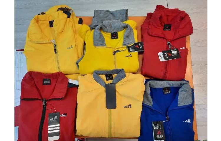 تحویل لباس فرم و لباس ورزش دانش آموزان