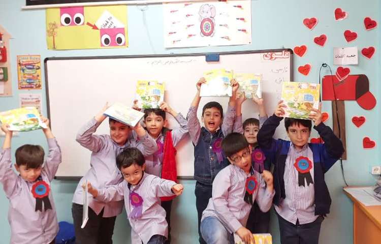 تحویل مدال دانش آموز برتر درس املا 1