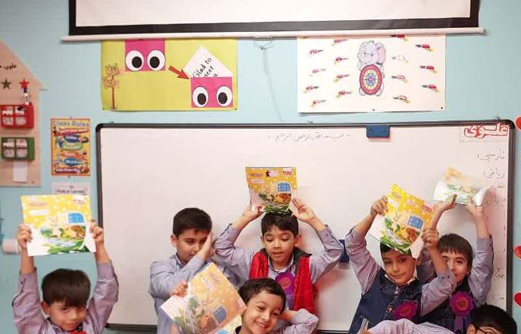 تحویل مدال دانش آموز برتر درس املا 2