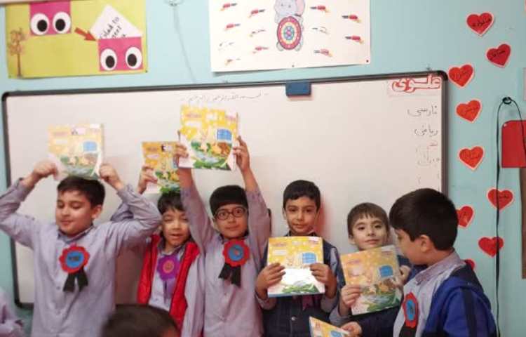 تحویل مدال دانش آموز برتر درس املا 4