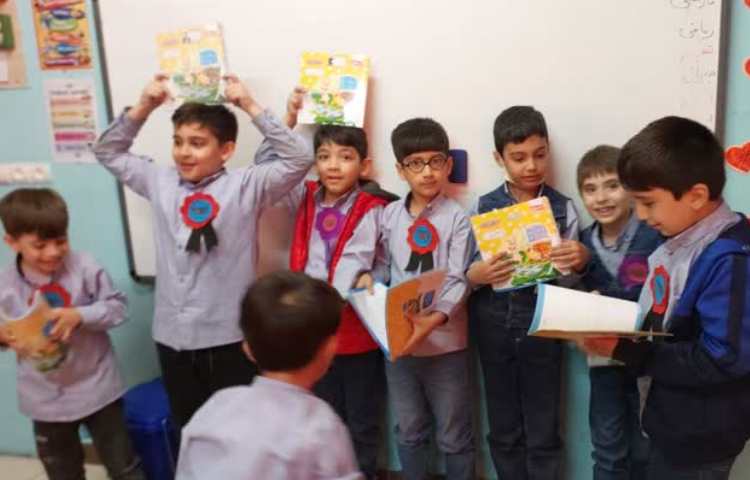 تحویل مدال دانش آموز برتر درس املا 5