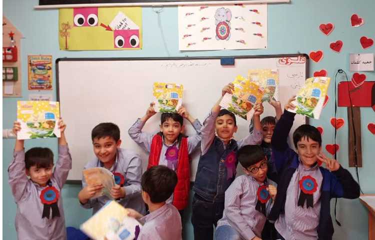 تحویل مدال دانش آموز برتر درس املا