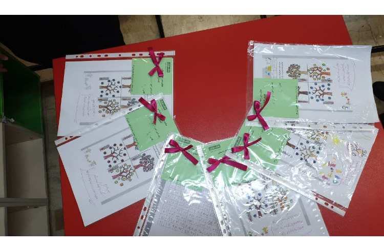 تحویل کاربرگ های تابستانی به دانش آموزان 1