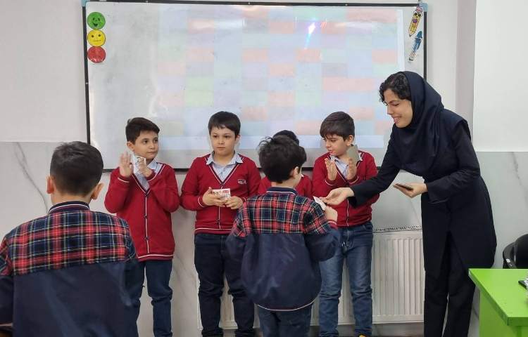 تحویل کارت امتیازِ کتاب داستان انگلیسی 1