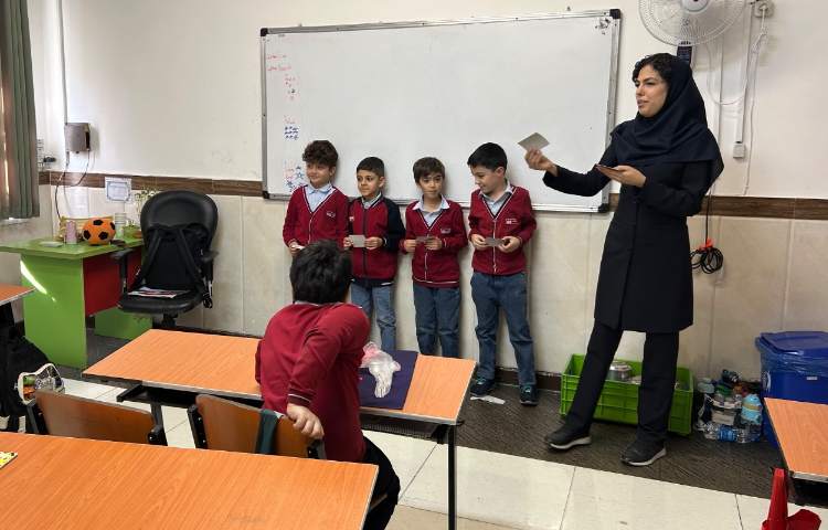 تحویل کارت امتیازِ کتاب داستان انگلیسی 2