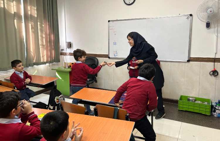 تحویل کارت امتیازِ کتاب داستان انگلیسی 3