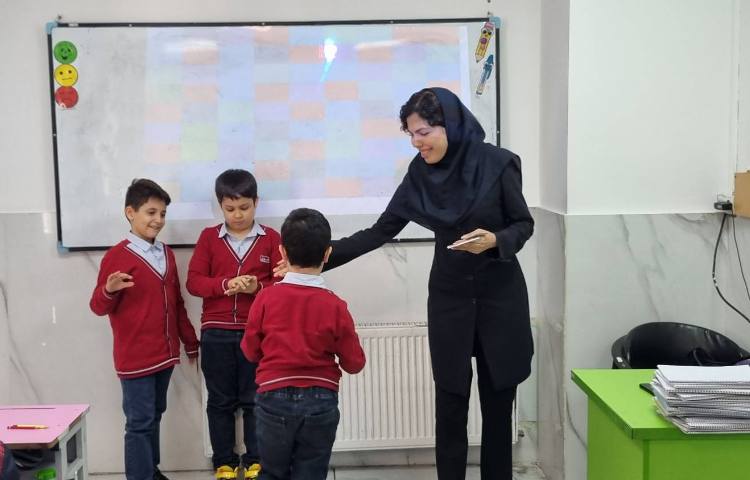 تحویل کارت امتیازِ کتاب داستان انگلیسی 4