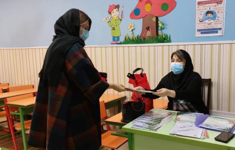 تحویل کارنامه نیمسال اول تحصیلی 15