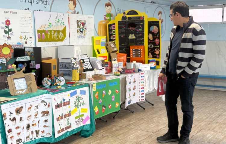 تحویل کارنامه نیمسال اول و بازدید از نمایشگاه فوق برنامه 1