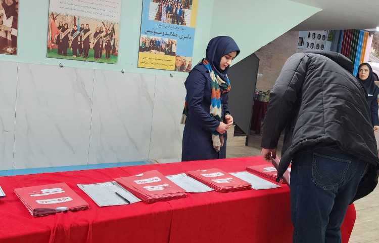 تحویل کارنامه نیمسال اول و بازدید از نمایشگاه فوق برنامه 12