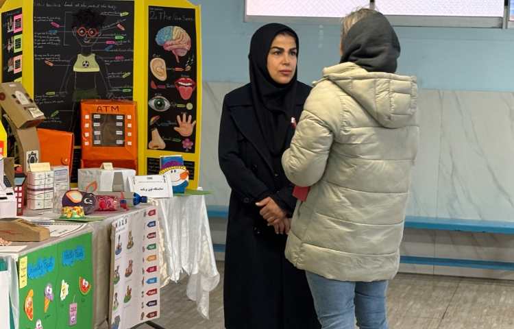 تحویل کارنامه نیمسال اول و بازدید از نمایشگاه فوق برنامه 4