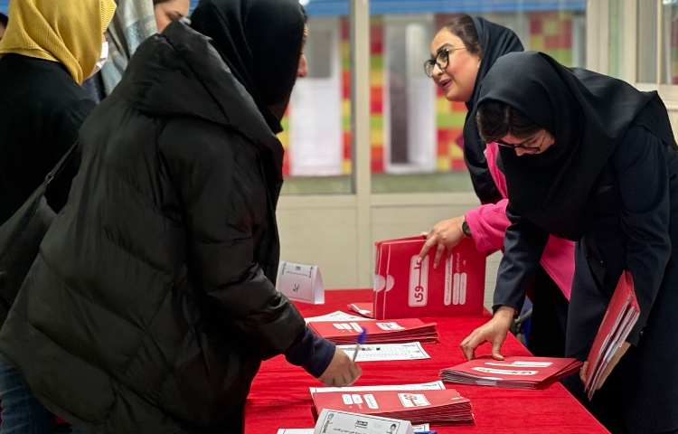 تحویل کارنامه نیمسال اول و بازدید از نمایشگاه فوق برنامه 5