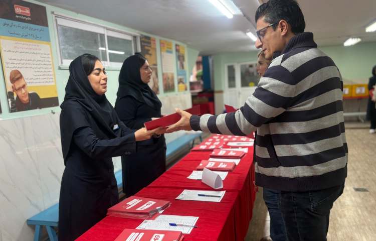 تحویل کارنامه نیمسال اول و بازدید از نمایشگاه فوق برنامه 8