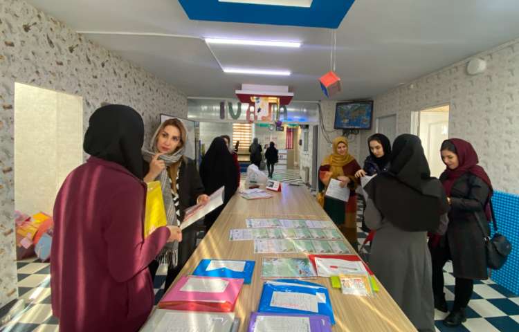 :تحویل کارنامه های نیم سال اول دانش آموزان توانمند علوی به اولیا گرامی 1