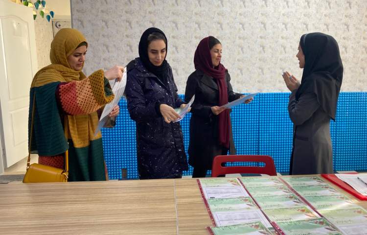 :تحویل کارنامه های نیم سال اول دانش آموزان توانمند علوی به اولیا گرامی