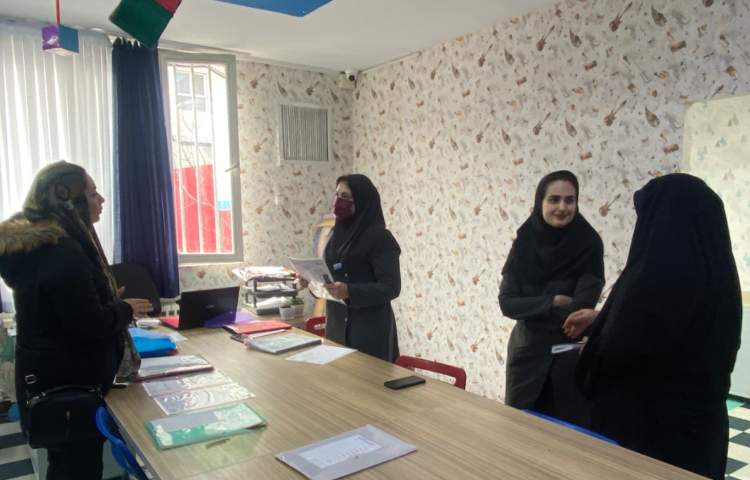 :تحویل کارنامه های نیم سال اول دانش آموزان توانمند علوی به اولیا گرامی 6