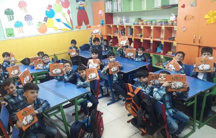 :تحویل کتابهای زبان انگلیسی کلاس پرتقال