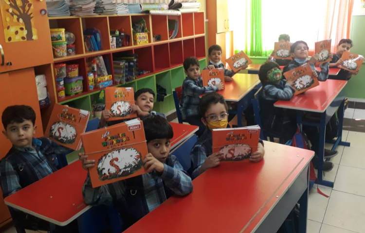 :تحویل کتابهای زبان انگلیسی کلاس گیلاس 1