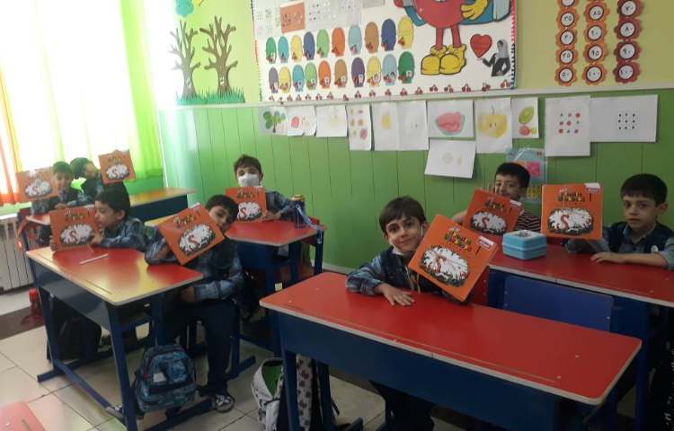 :تحویل کتابهای زبان انگلیسی کلاس گیلاس 2