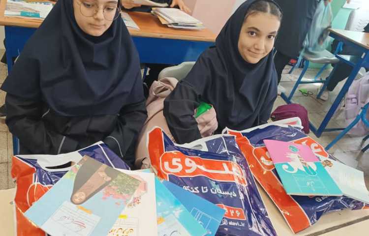 تحویل کتاب دانش آموزان 1