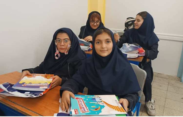 تحویل کتاب دانش آموزان 2