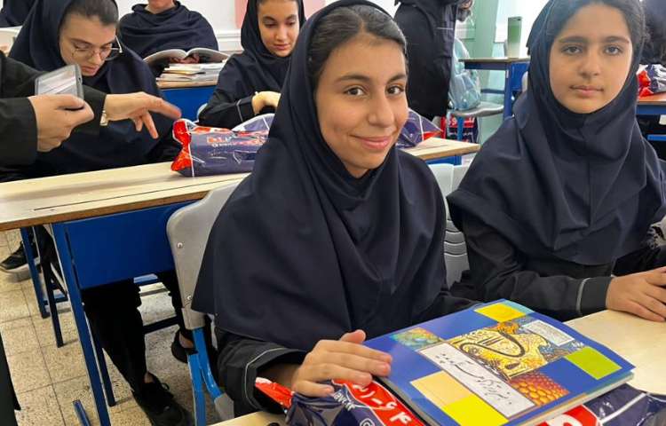 تحویل کتاب دانش آموزان 4