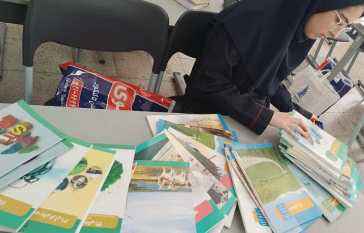 تحویل کتاب های درسی به دانش آموزان 2