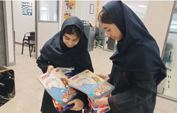 تحویل کتاب های درسی به دانش آموزان