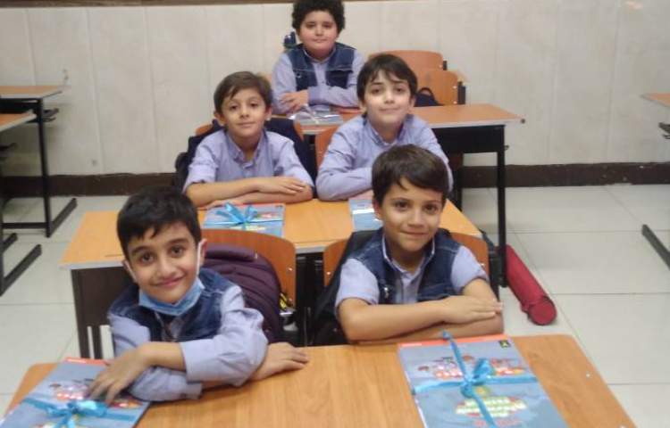 تحویل کتاب های ODI1 به زبان آموزان و معرفی شخصیت های کتابِ جدید 2