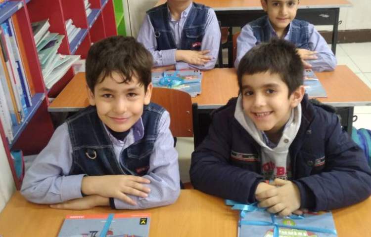 تحویل کتاب های ODI1 به زبان آموزان و معرفی شخصیت های کتابِ جدید 3