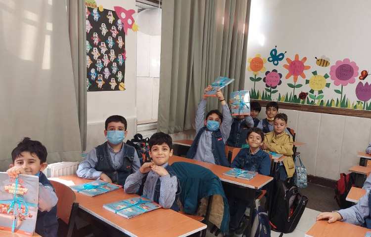 تحویل کتاب های ODI1 به زبان آموزان 1