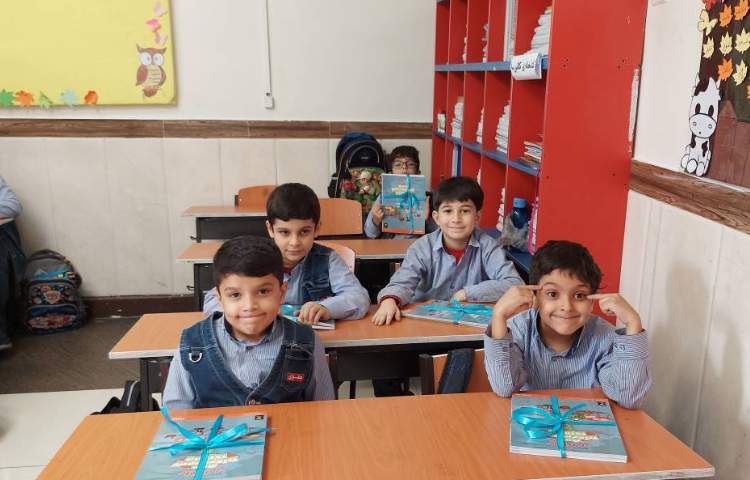 تحویل کتاب های ODI1 به زبان آموزان 2