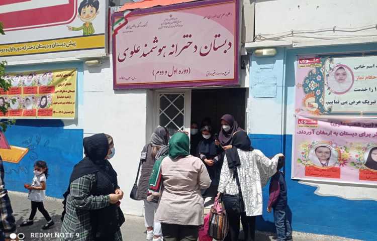 تحویل گرفتن دانش آموزان از اولیا هنگام ورود به دبستان و تحویل دادن دانش آموزان