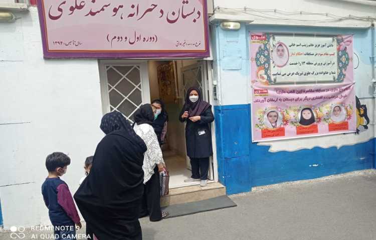 تحویل گرفتن دانش آموزان از اولیا هنگام ورود به دبستان و تحویل دادن دانش آموزان 2