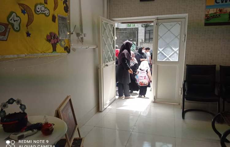 تحویل گرفتن دانش آموزان از اولیا هنگام ورود به دبستان و تحویل دادن دانش آموزان 3