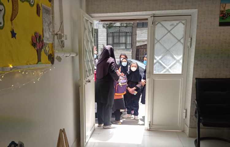 تحویل گرفتن دانش آموزان از اولیا هنگام ورود به دبستان و تحویل دادن دانش آموزان 4