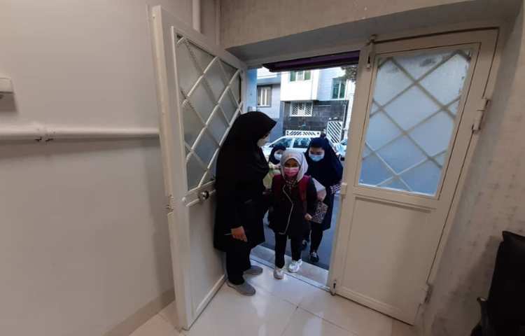 تحویل گرفتن دانش آموزان از اولیا هنگام ورود به دبستان و تحویل دادن دانش آموزان 5