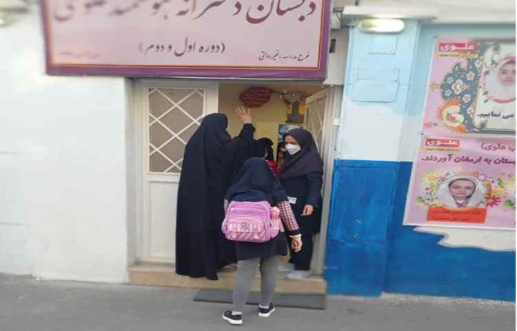 تحویل گرفتن دانش آموزان از اولیا هنگام ورود به دبستان و تحویل دادن دانش آموزان 6