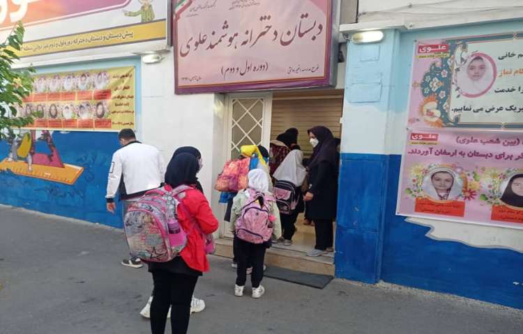 تحویل گرفتن دانش آموزان از اولیا هنگام ورود به دبستان و تحویل دادن دانش آموزان 7