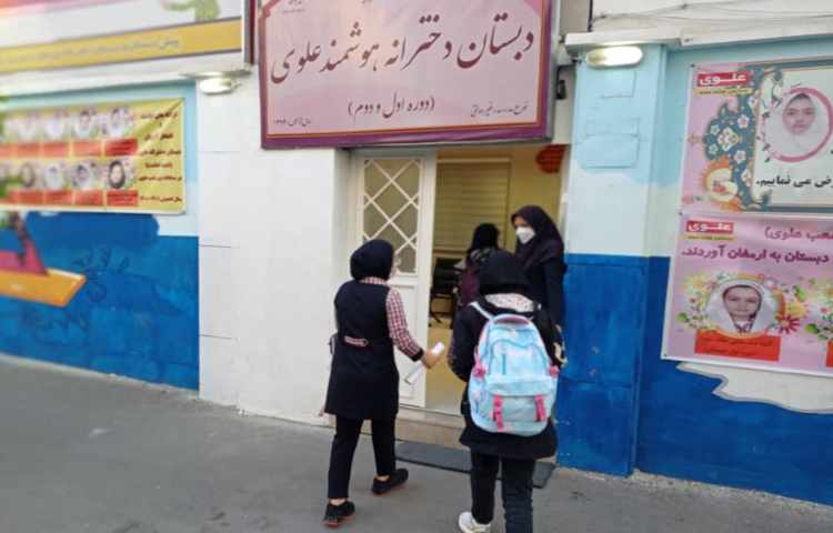 تحویل گرفتن دانش آموزان از اولیا هنگام ورود به دبستان و تحویل دادن دانش آموزان 8