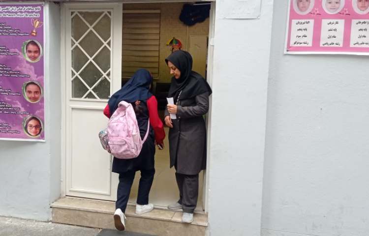 تحویل گرفتن دانش آموزان از اولیا هنگام ورود به دبستان 2