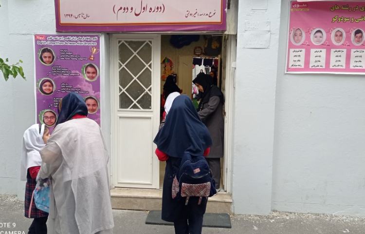 تحویل گرفتن دانش آموزان از اولیا هنگام ورود به دبستان 3