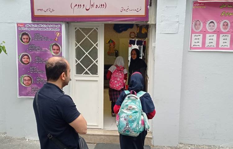 تحویل گرفتن دانش آموزان از اولیا هنگام ورود به دبستان 4