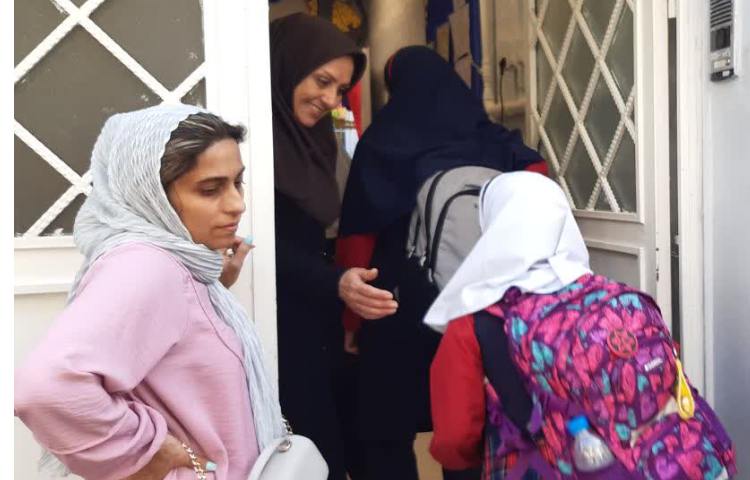 تحویل گرفتن دانش آموزان 1