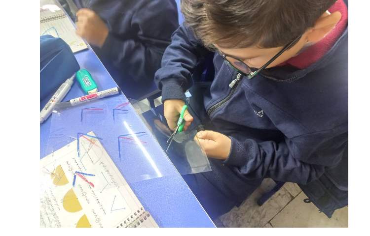 تدریس انواع زاویه و روش های مقایسه ی زاویه ها با یکدیگر به کمک نیم دایره ی طلقی شفاف 3