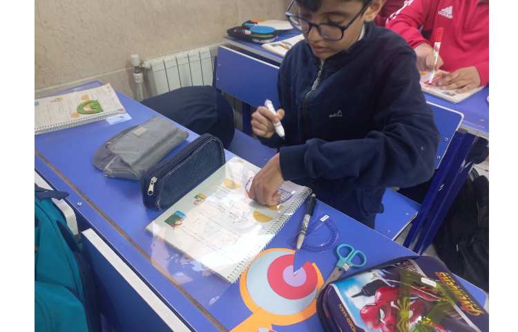 تدریس انواع زاویه و روش های مقایسه ی زاویه ها با یکدیگر به کمک نیم دایره ی طلقی شفاف 4